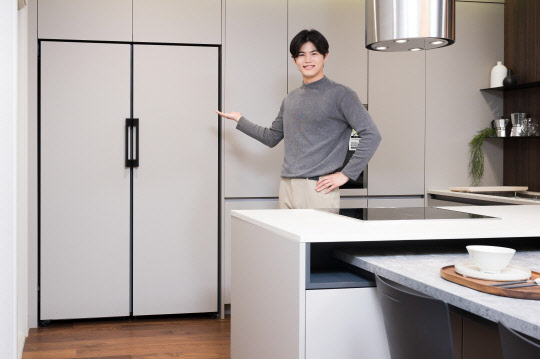 삼성전자 모델이 서울 강남구 한샘 디자인파크 논현점에서 페닉스 소재의 도어 패널이 적용된 비스포크 냉장고 신제품을 소개하고 있다.   삼성전자 제공